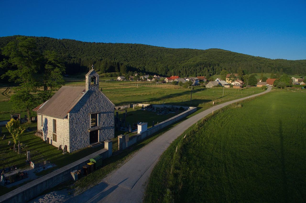 Gostel Koprivnik Pri Kocevju, Kocevski Rog Buitenkant foto